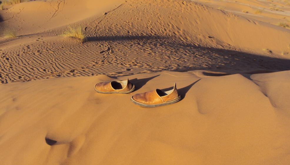 deserto del Marocco fantastico delle scarpe della nostra guida in marocco dune di Erg Chebbi