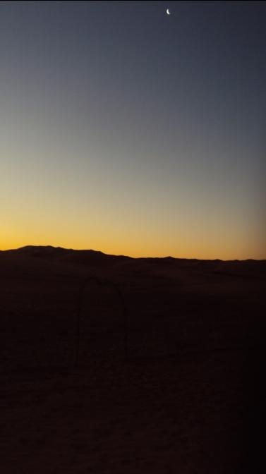 la luna nel deserto a erg chebbi con una bella vista